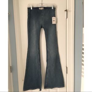 ✨NEW✨FREE PEOPLE✨ light wash flare jeans size 24!